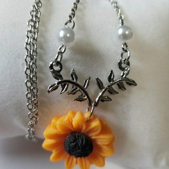 DELICATE SUNFLOWER PENDANT NECKLACE - Picture 8 of 8